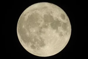 Γιατί το φεγγάρι το βλέπουμε και κατά την διάρκεια της ημέρας;